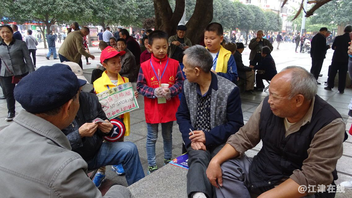 图为小天使们积极向正在公众场合吸烟人士做禁烟宣传1.png