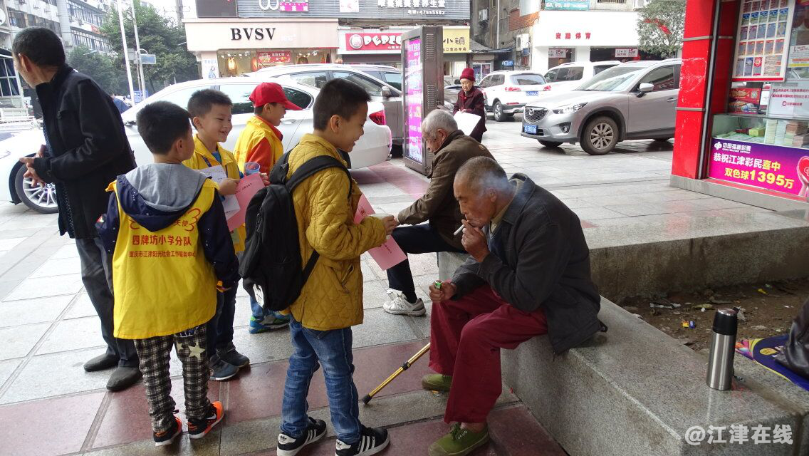 图为小天使们积极向正在公众场合吸烟人士做禁烟宣传2.png