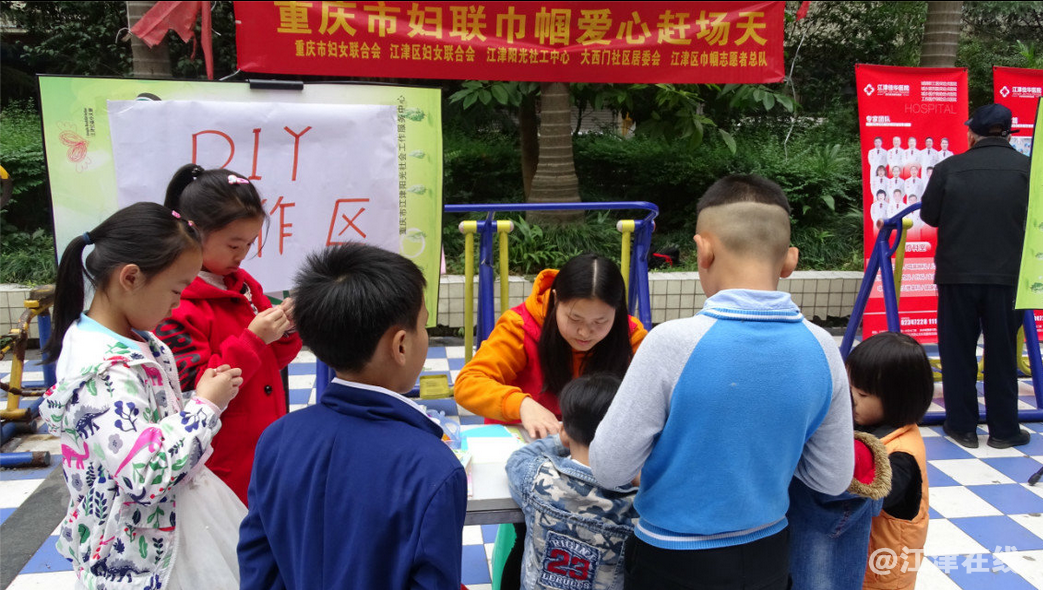 图一、小朋友们在DIY制作区进行手工制作.png