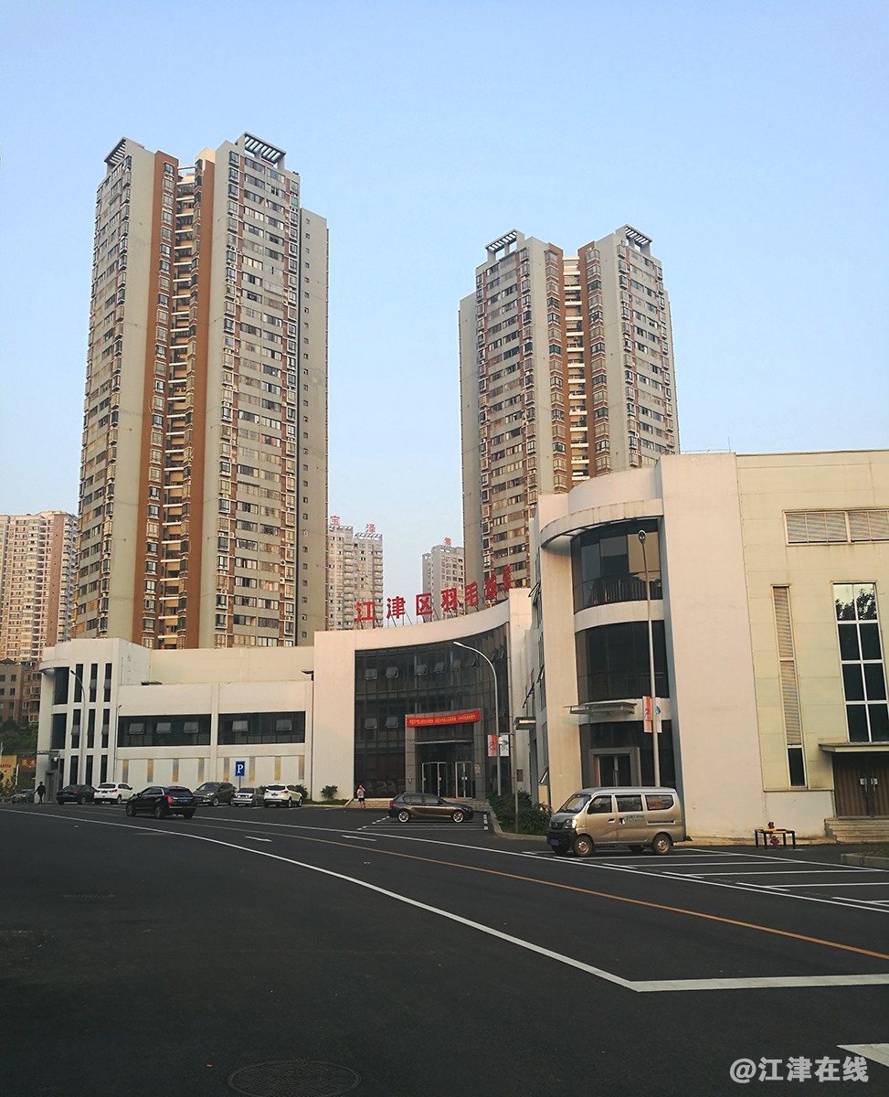 体育场外 (2).jpg