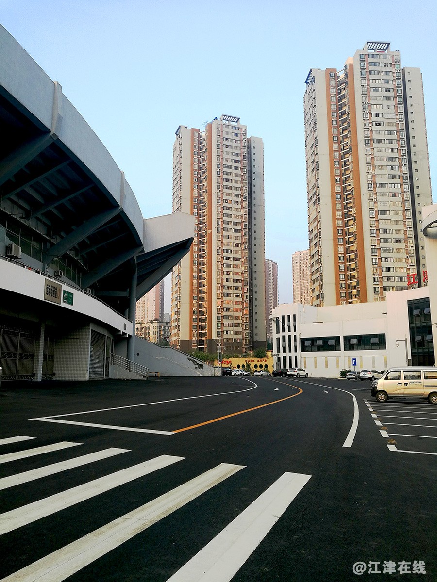 体育场外 (5).jpg