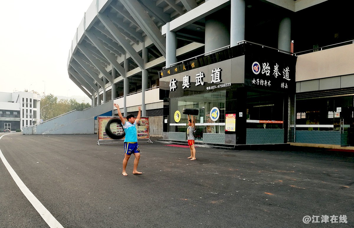 体育场外 (7).jpg