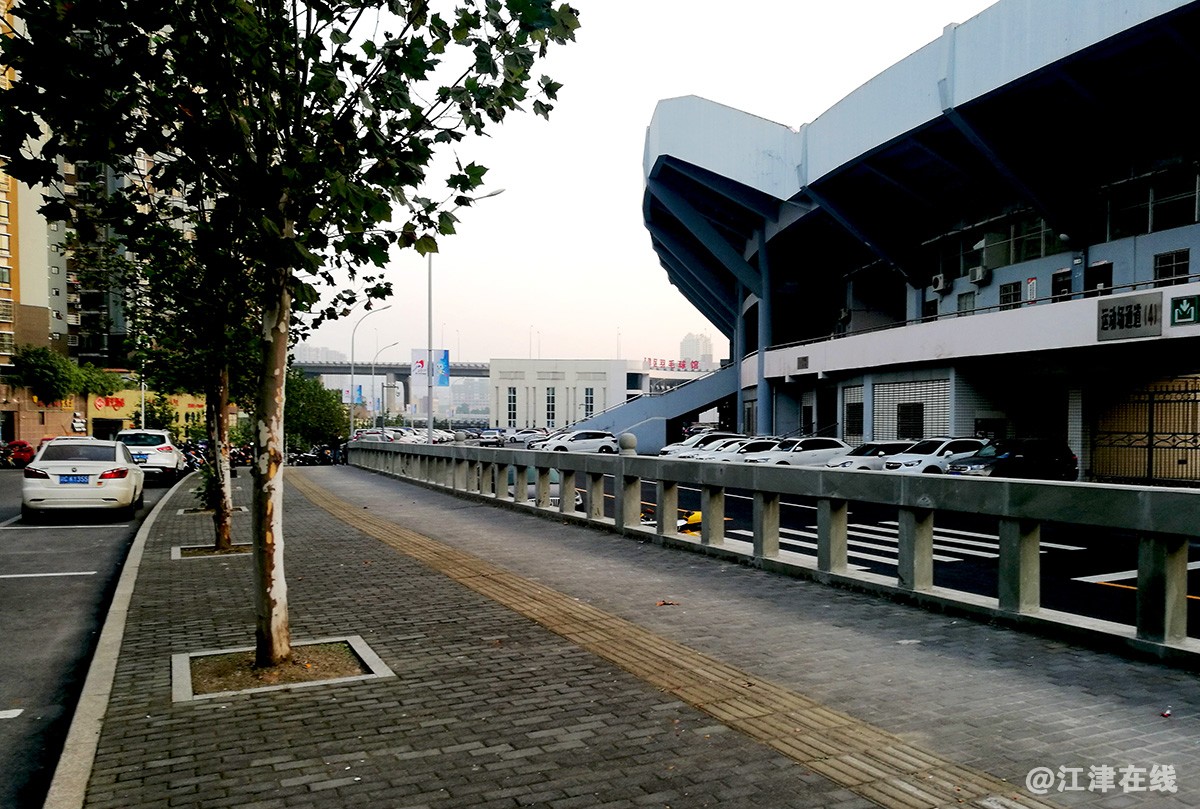 体育场外 (8).jpg