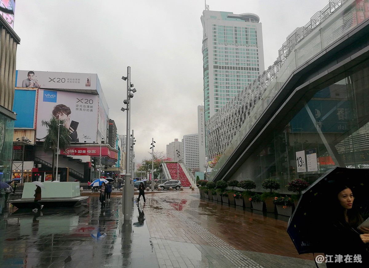 雨中华强北 (5).jpg