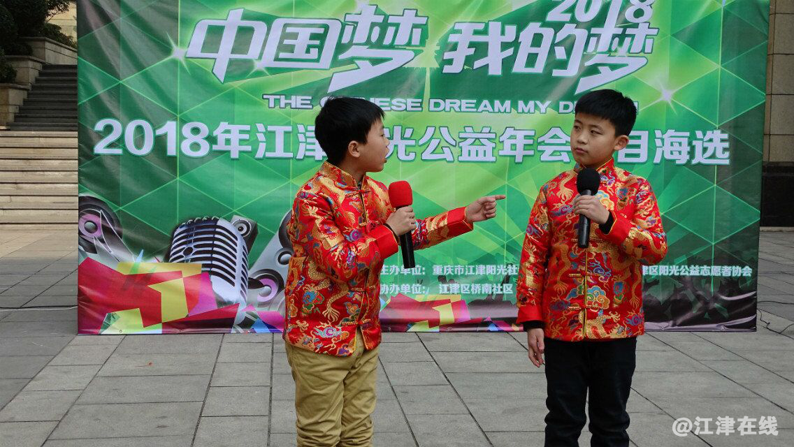 图为相声表演.png