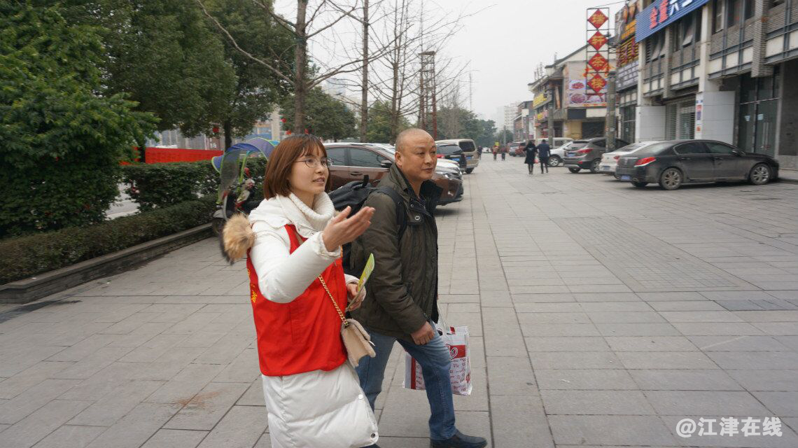 图为志愿者为乘客指路购票.png