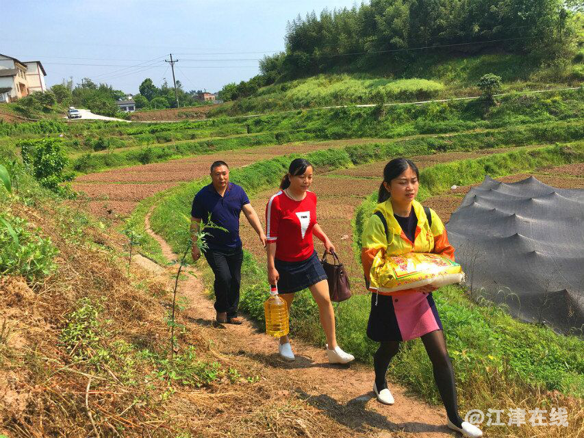 图为社工探访失独家庭路上.png