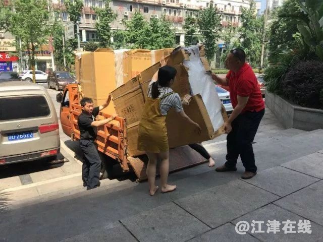 阳光社工搬运物资3.jpg