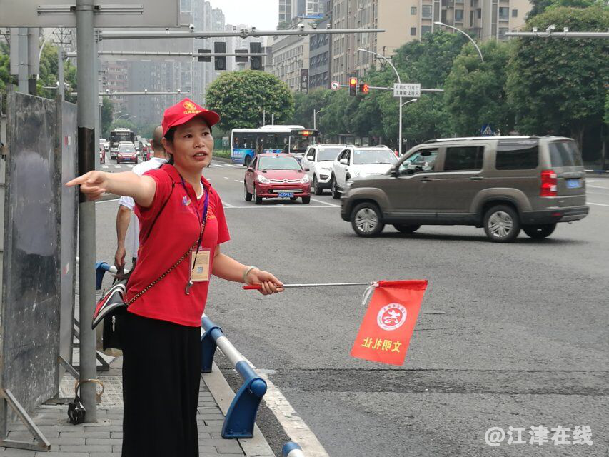 图为志愿者在坚守岗位，认真指挥交通.png