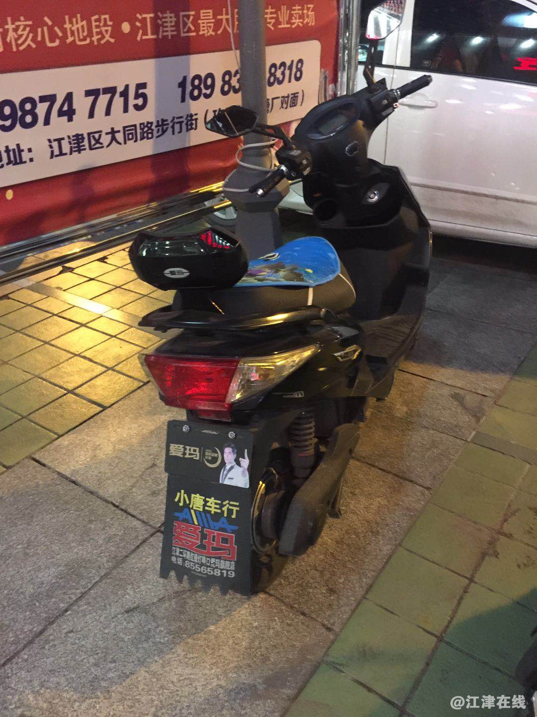 江津友谊百货前面电动车直接在路灯下搭电充电3.jpg