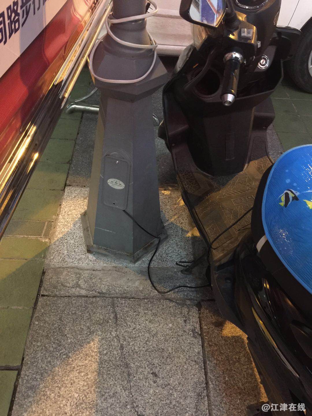江津友谊百货前面电动车直接在路灯下搭电充电4.jpg