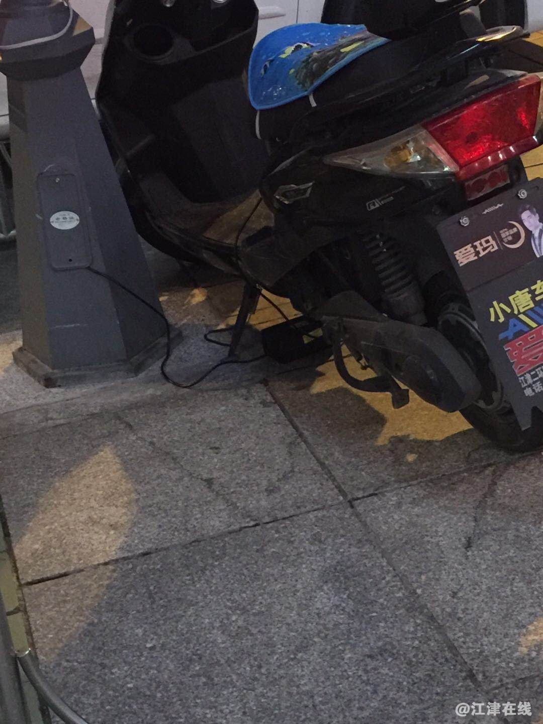 江津友谊百货前面电动车直接在路灯下搭电充电5.jpg