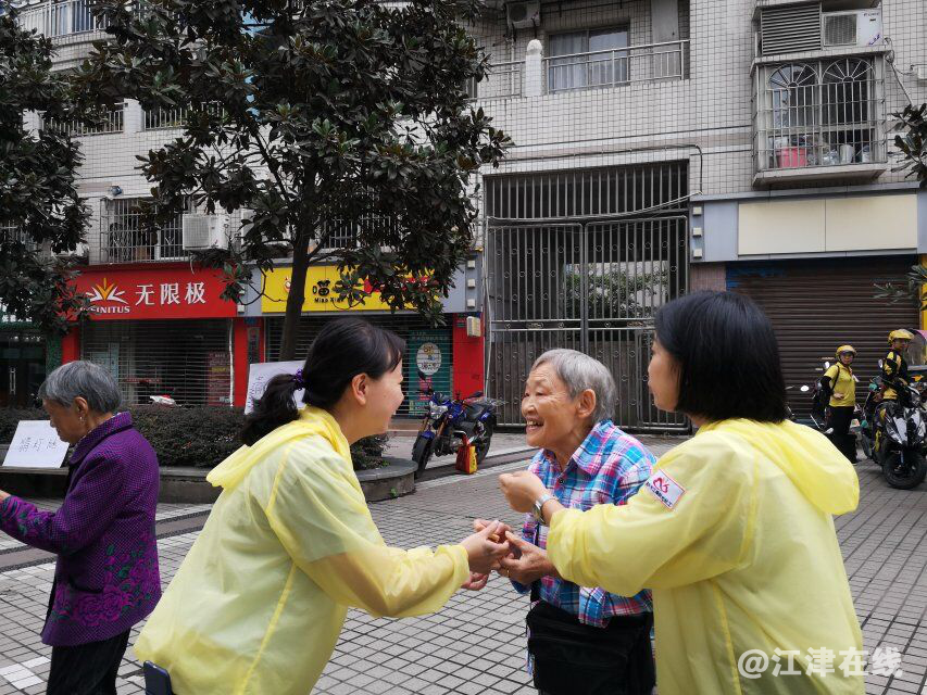 图为江津阳光社工邀请居民品尝月饼.png