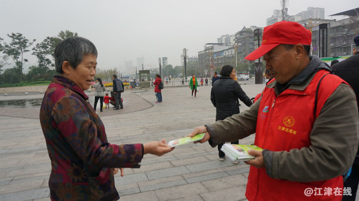 图为志愿者派发食品卫生安全读本.png