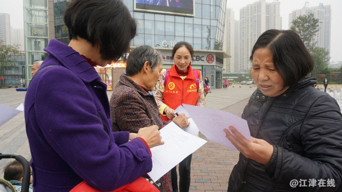 图为志愿者邀请市民参加垃圾分类小游戏.png