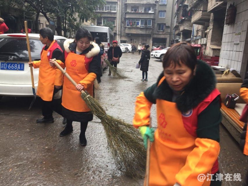 图为朱永碧书记带领阳光社工以及志愿者开展活动2.png