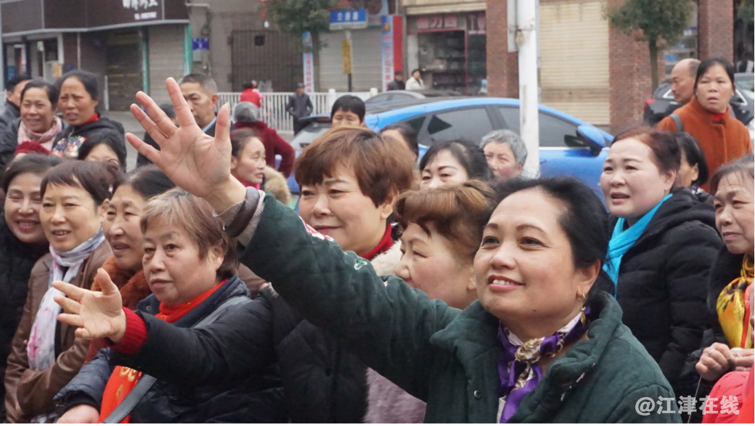 图为女同胞们踊跃地举手回答知识竞赛.png