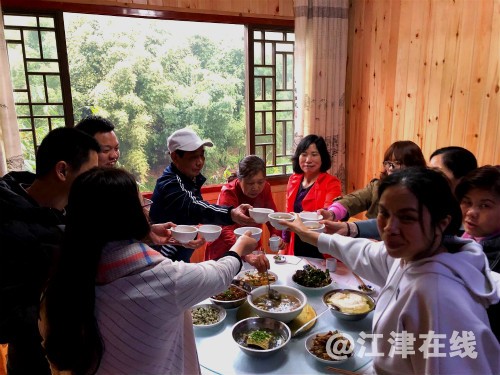 饭桌合影_meitu_1.jpg