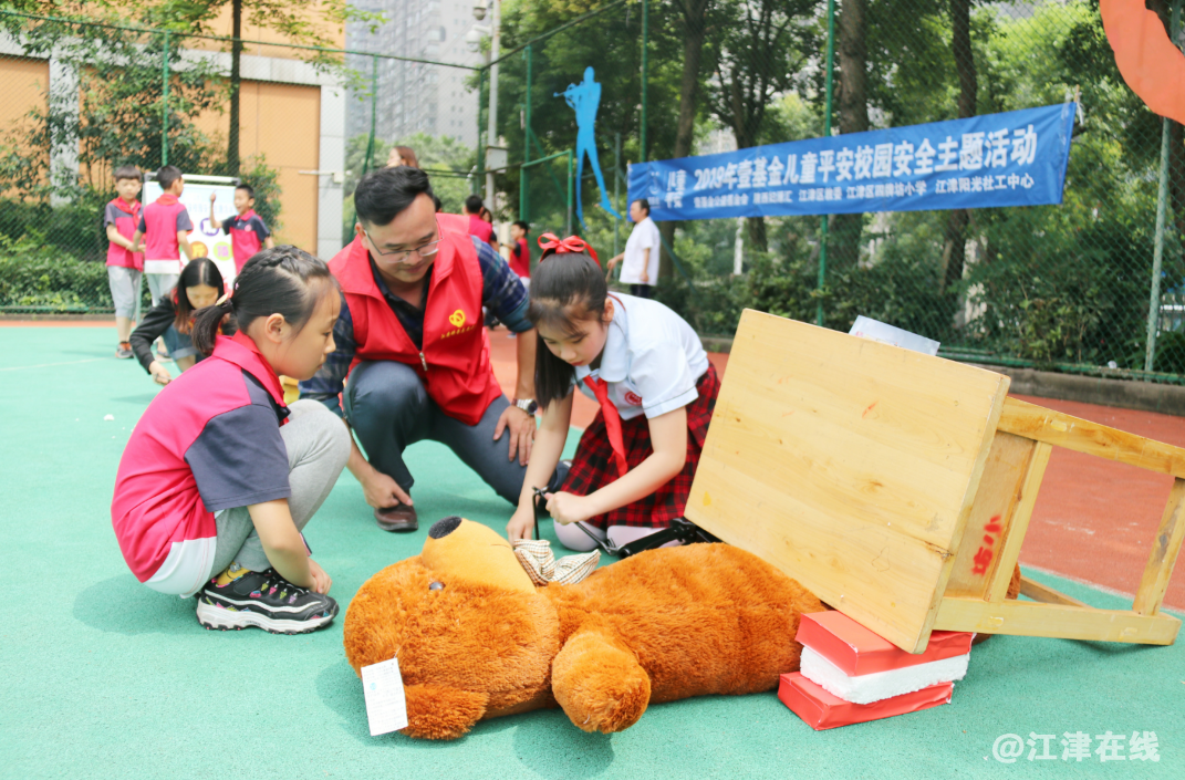 图为学生学习使用千斤顶起重设备救援被困“伤员”.png