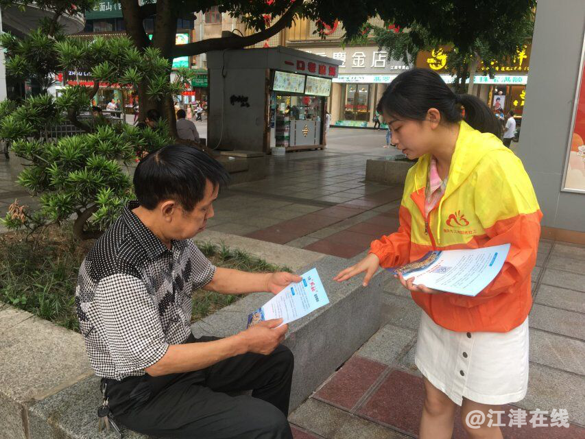 图为阳光社工向市民发宣传单.png