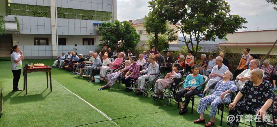 图为阳光社工送祝福.jpg