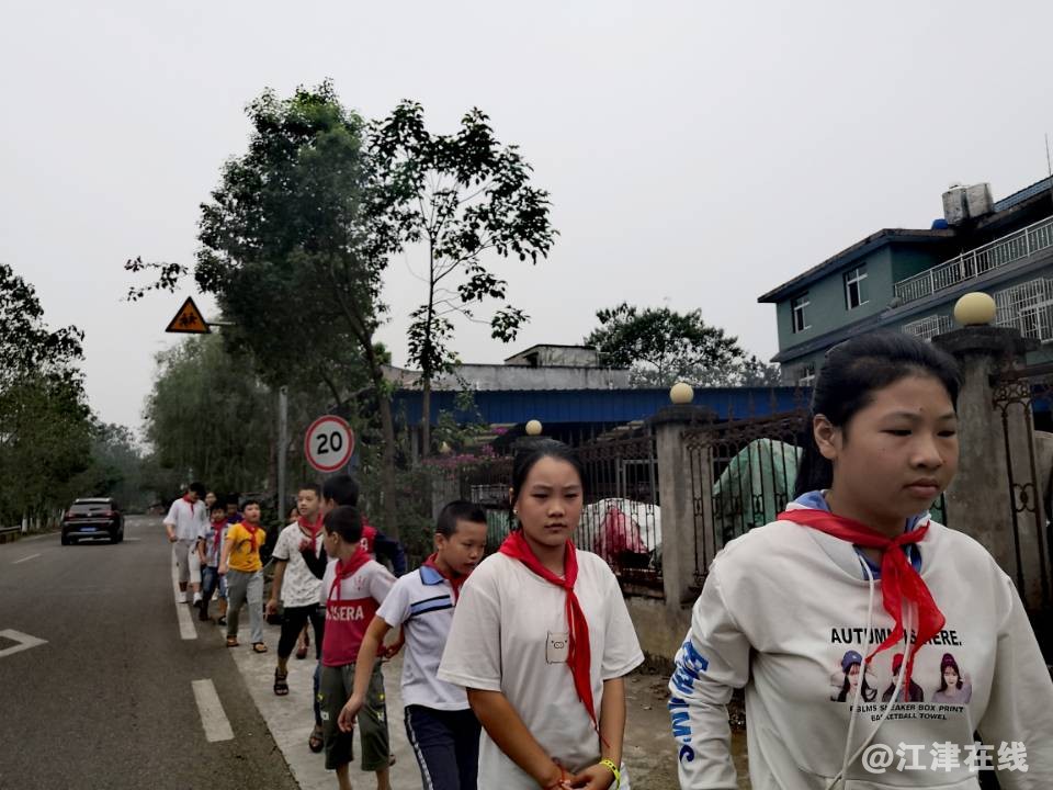 图为社工和老师带领学生到服务中心进行拍摄.jpg