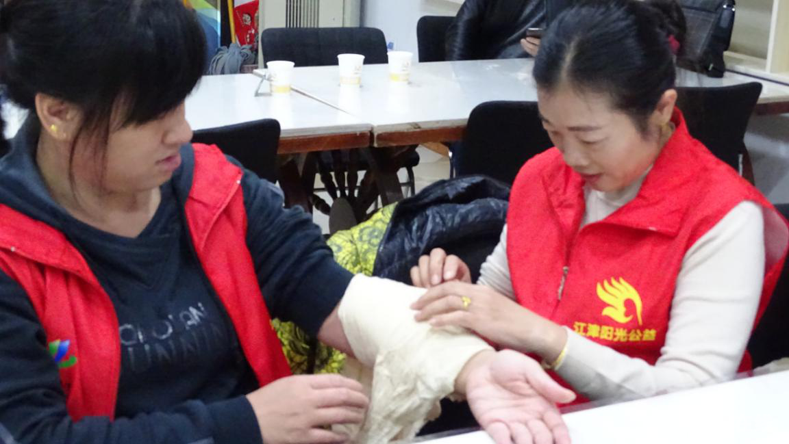图为老师指导志愿者包扎3.png