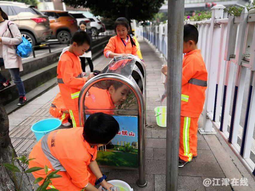 图为志愿者蹲下擦拭沿途的垃圾桶.png