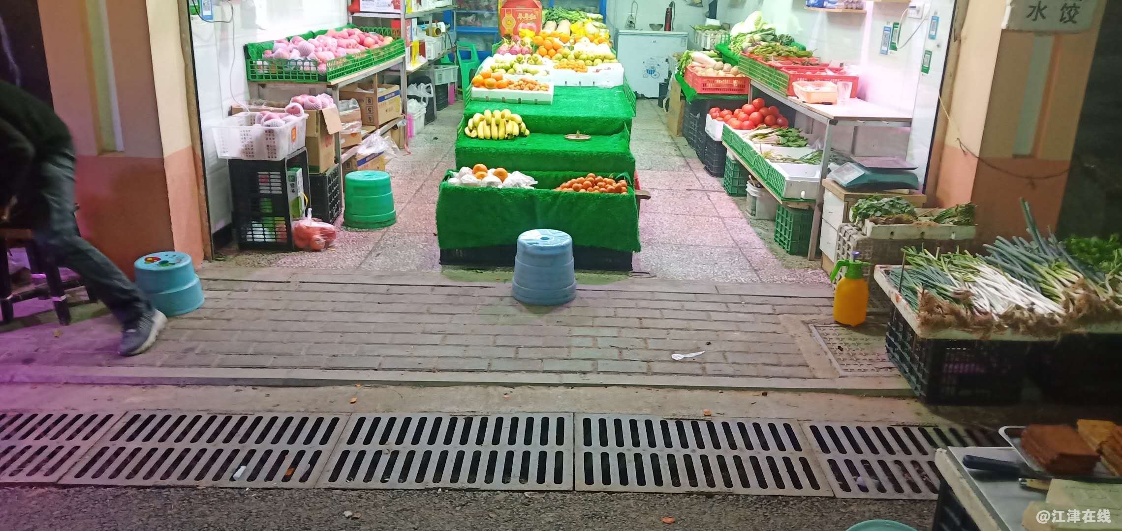 商铺的老板都不敢在店内