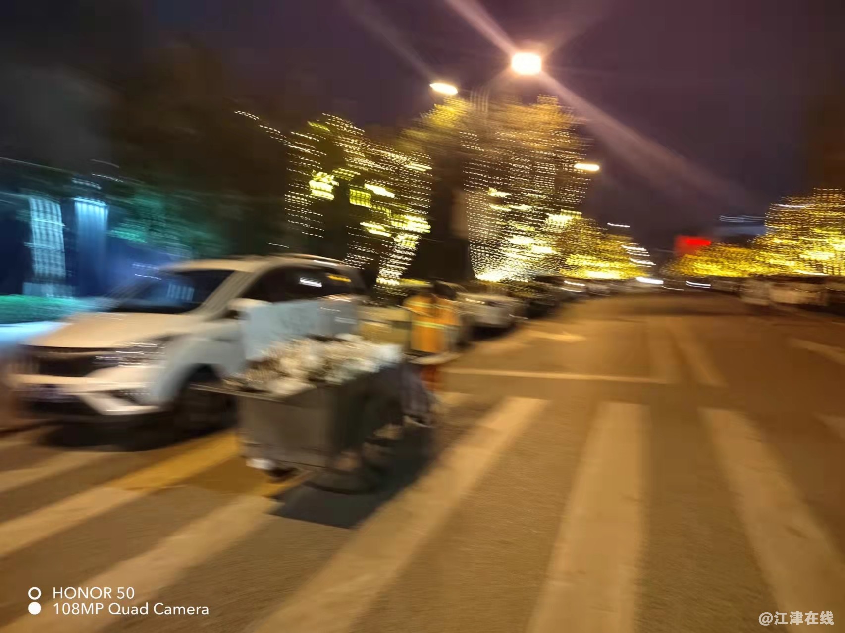 晚上七点多钟这些环卫工人都还在辛勤的付出