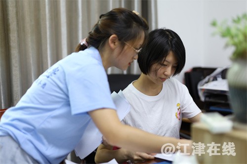 3 图为团队成员正在发放长江十年禁钓调查问卷.jpg