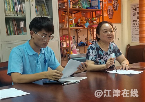 4 图为团队成员正在采访税国敏河长.jpg