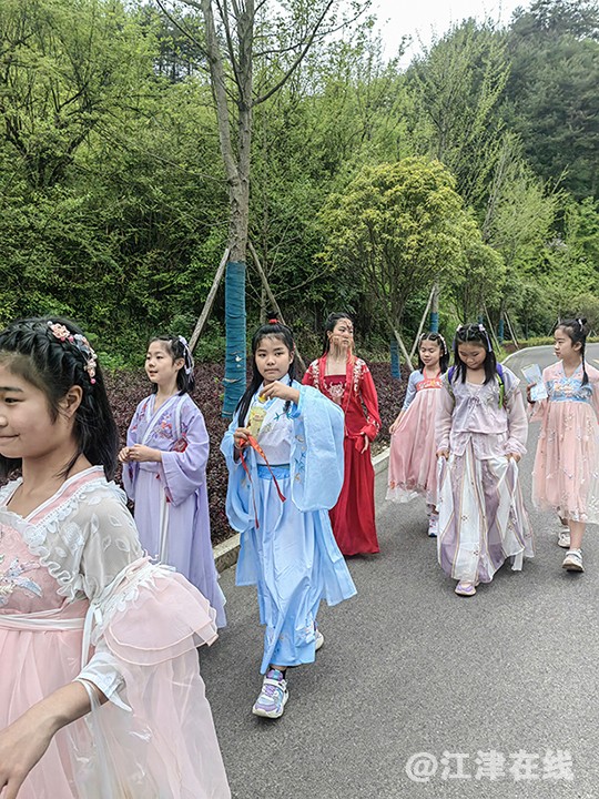 穿汉服出游 (1).jpg